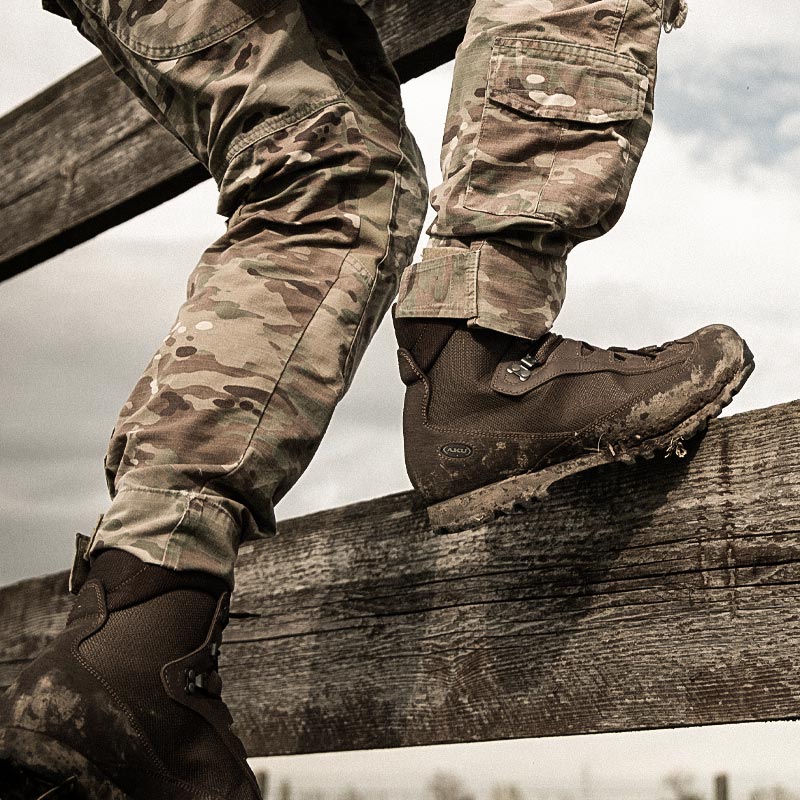 Raziščite AKU Tactical Pilgrim – vrhunsko taktično obutev, ki združuje robustnost in udobje za vojaške, pohodniške in outdoor avanture.
