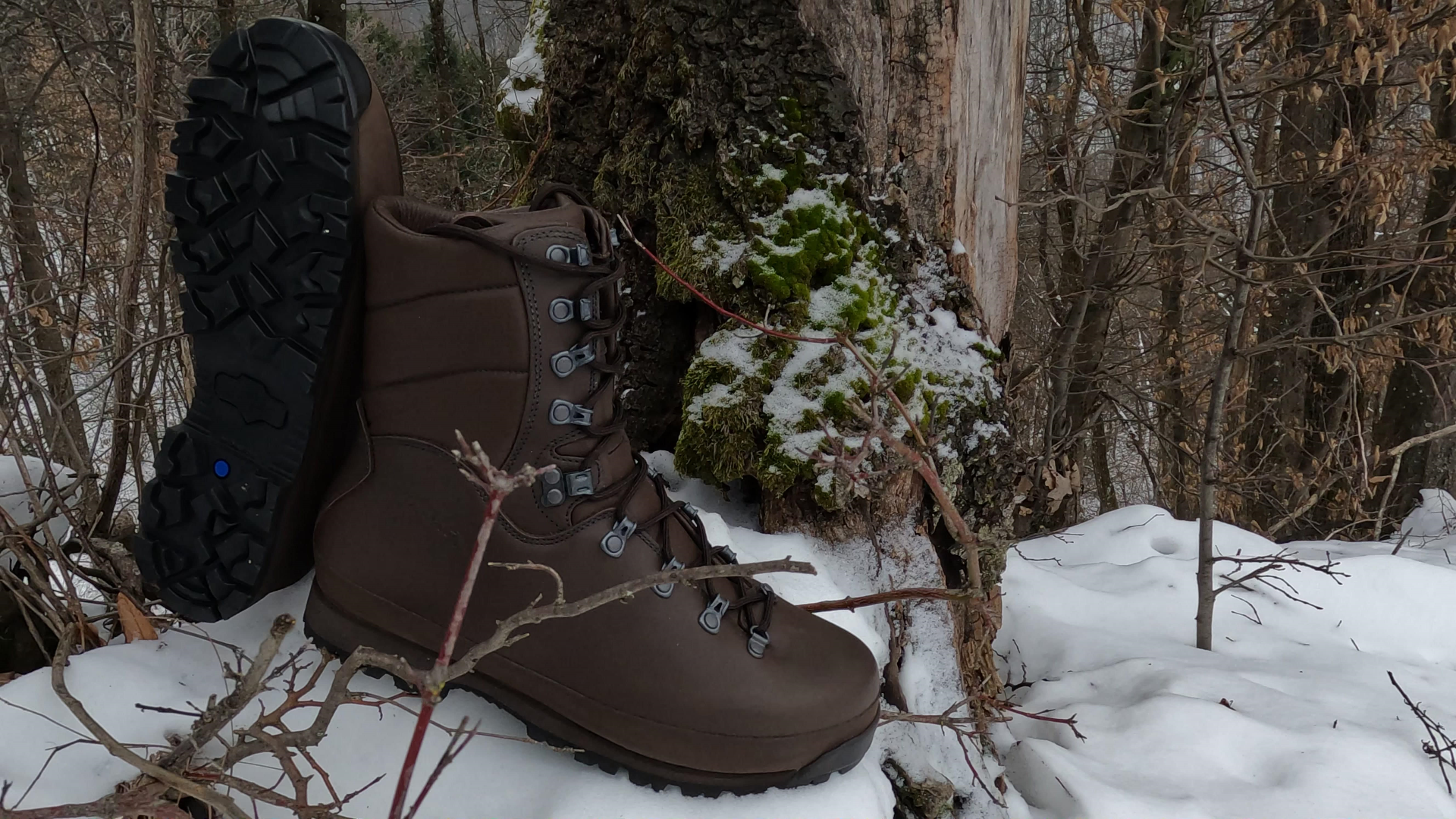 AKU TACTICAL škorenj GRIFFON GTX COMBAT MOD je obutev zasnovana kot vojaški delovni škorenj ter kot vojaški jurišni škorenj za uporabo v hladnem podnebju in gorskem okolju. AKU TACTICAL škorenj GRIFFON GTX COMBAT MOD je obutev zasnovana kot vojaški delovni škorenj ter kot vojaški jurišni škorenj za uporabo v hladnem podnebju in gorskem okolju.