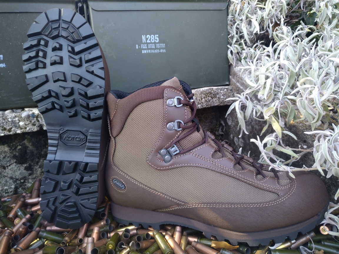 Pridobite AKU Tactical Pilgrim GTX Combat FG M Brown - vrhunski taktični škorenj, ki združuje udobnost, vzdržljivost in vrhunsko kakovost. Idealna izbira za profesionalce.