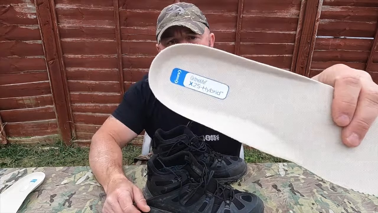 Odkrijte recenzijo Aku Tactical Skornja Selvatica Tactical Mid GTX. YouTube kanal Prepared Pathfinder razkriva vse o teh vodoodpornih in trpežnih taktičnih čevljih.