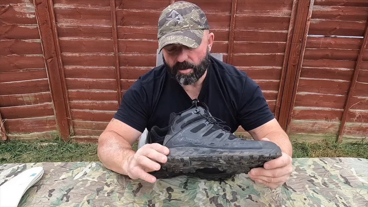 Odkrijte recenzijo Aku Tactical Skornja Selvatica Tactical Mid GTX. YouTube kanal Prepared Pathfinder razkriva vse o teh vodoodpornih in trpežnih taktičnih čevljih.