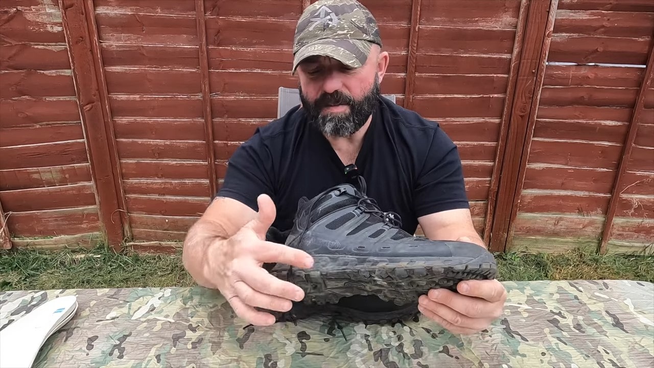 Odkrijte recenzijo Aku Tactical Skornja Selvatica Tactical Mid GTX. YouTube kanal Prepared Pathfinder razkriva vse o teh vodoodpornih in trpežnih taktičnih čevljih.