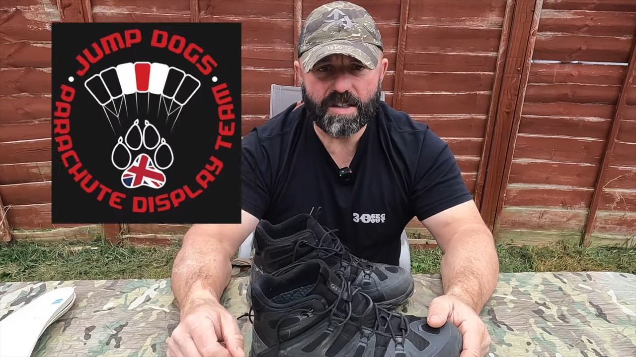 Odkrijte recenzijo Aku Tactical Skornja Selvatica Tactical Mid GTX. YouTube kanal Prepared Pathfinder razkriva vse o teh vodoodpornih in trpežnih taktičnih čevljih.