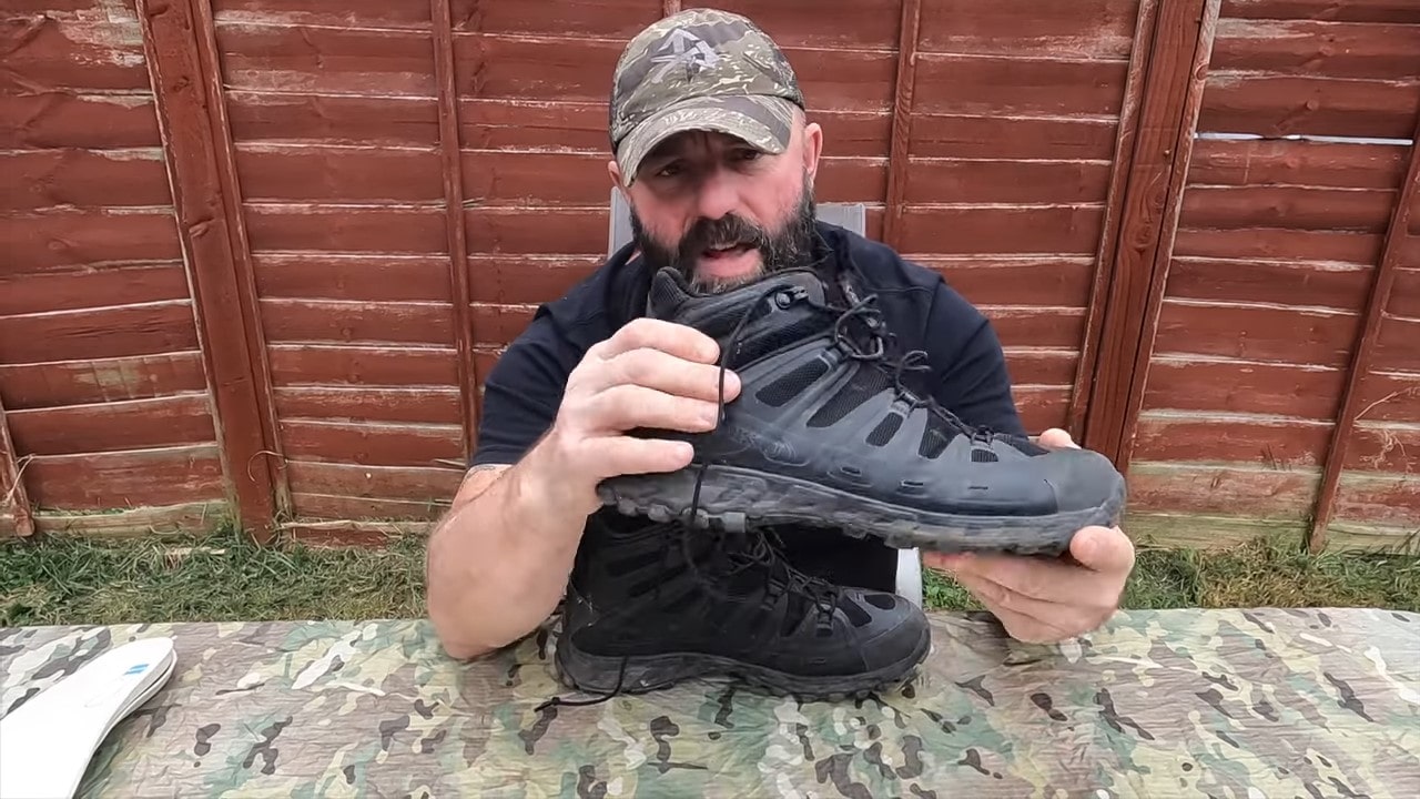 Odkrijte recenzijo Aku Tactical Skornja Selvatica Tactical Mid GTX. YouTube kanal Prepared Pathfinder razkriva vse o teh vodoodpornih in trpežnih taktičnih čevljih.