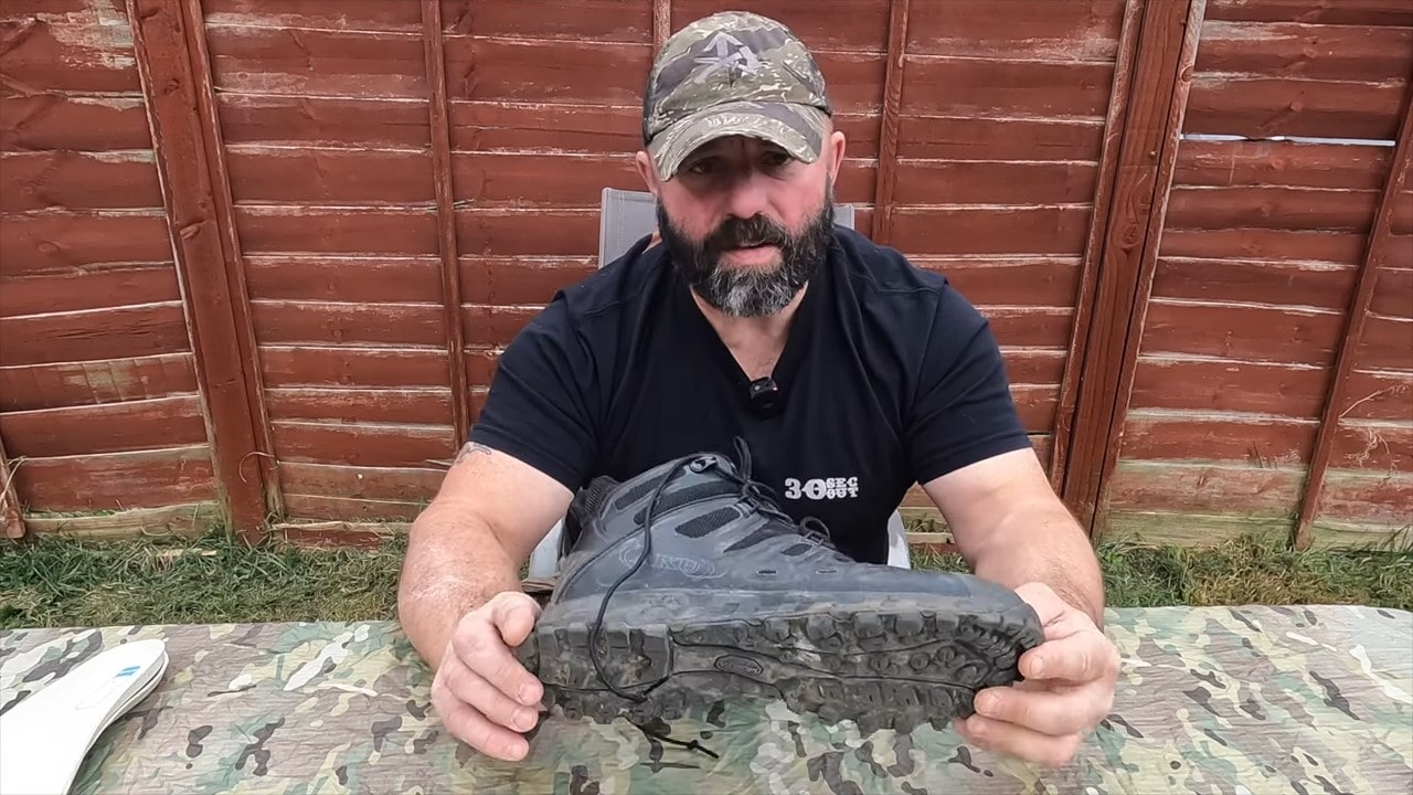 Odkrijte recenzijo Aku Tactical Skornja Selvatica Tactical Mid GTX. YouTube kanal Prepared Pathfinder razkriva vse o teh vodoodpornih in trpežnih taktičnih čevljih.