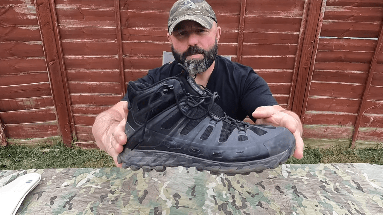 Odkrijte recenzijo Aku Tactical Skornja Selvatica Tactical Mid GTX. YouTube kanal Prepared Pathfinder razkriva vse o teh vodoodpornih in trpežnih taktičnih čevljih.