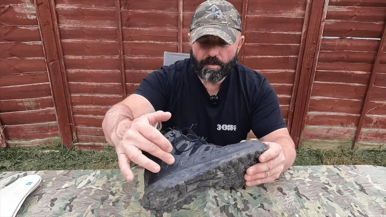 Odkrijte recenzijo Aku Tactical Skornja Selvatica Tactical Mid GTX. YouTube kanal Prepared Pathfinder razkriva vse o teh vodoodpornih in trpežnih taktičnih čevljih.