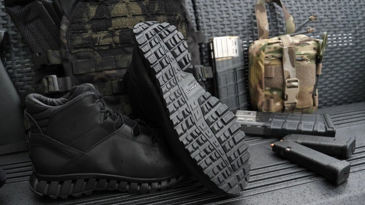  Zanesljivi in vsestranski AKU Tactical Urban Assault GTX škornji za urbana taktična udejstvovanja. Odkrijte najboljše srednje visoke taktične škornje zdaj!
