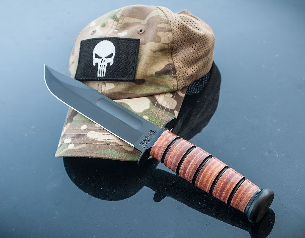 Odkrijte KA-BAR USMC, legendarni vojaški nož iz jekla 1095 Cro-Van. Izjemna trdnost, odpornost proti koroziji in ergonomski ročaj so le nekatere od prednosti tega noža. Preverite primere iz prakse in se opremite za avanture na prostem
