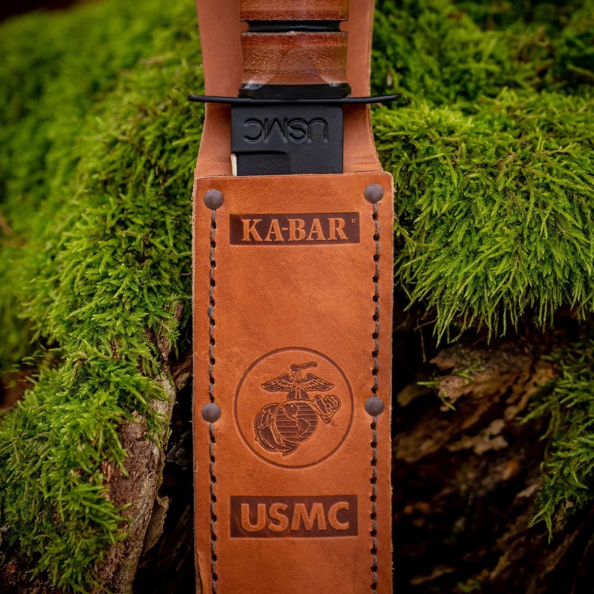 Odkrijte KA-BAR USMC, legendarni vojaški nož iz jekla 1095 Cro-Van. Izjemna trdnost, odpornost proti koroziji in ergonomski ročaj so le nekatere od prednosti tega noža. Preverite primere iz prakse in se opremite za avanture na prostem