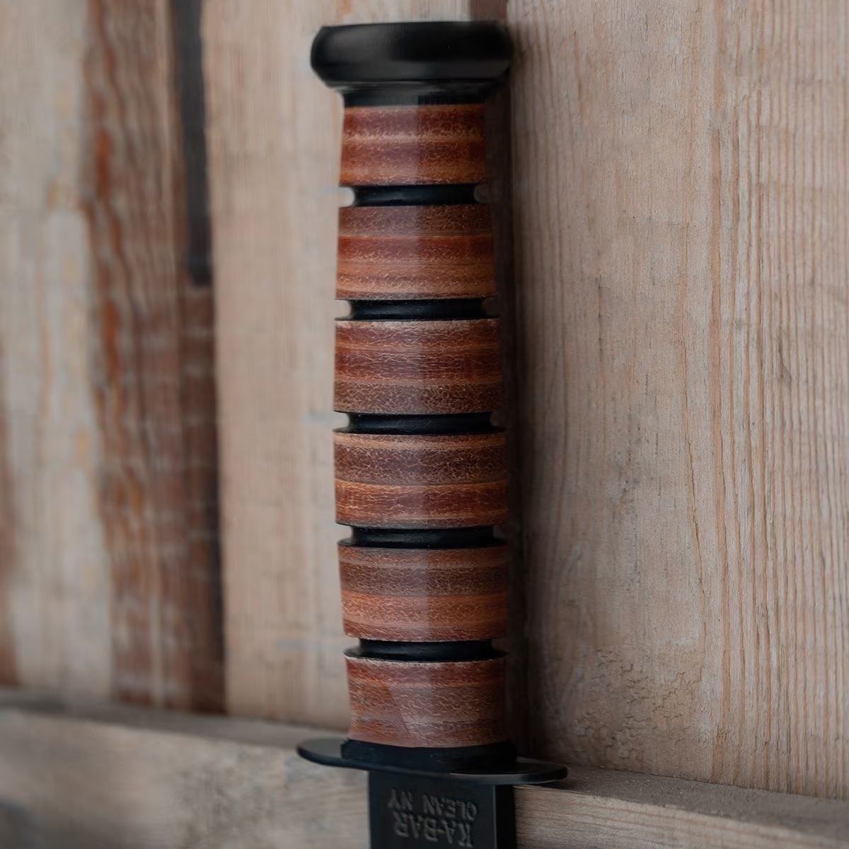 Odkrijte KA-BAR USMC, legendarni vojaški nož iz jekla 1095 Cro-Van. Izjemna trdnost, odpornost proti koroziji in ergonomski ročaj so le nekatere od prednosti tega noža. Preverite primere iz prakse in se opremite za avanture na prostem