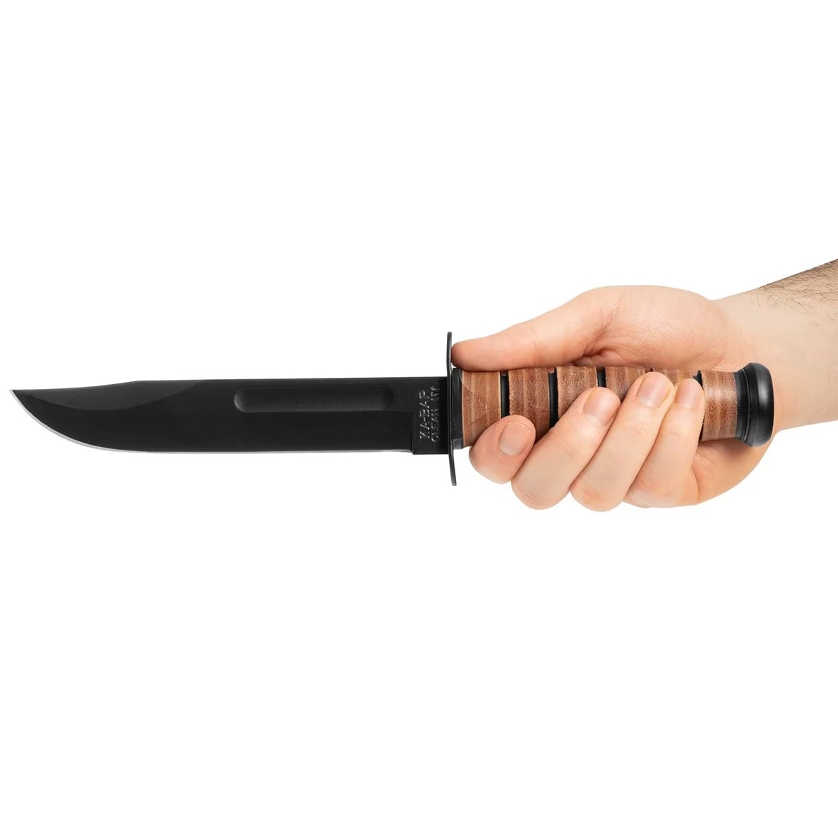 Ka-Bar USMC nož je legendarno orodje, razvito za Ameriško vojsko. Izdelan iz kakovostnega jekla 1095 Cro-Van, s črno epoksidno prevleko in vtisnjenimi črkami USMC. Udoben ročaj iz bivolje kože. Vključen usnjen etui. Vsestranski nož za vojaško in civilno uporabo. Kultni status.