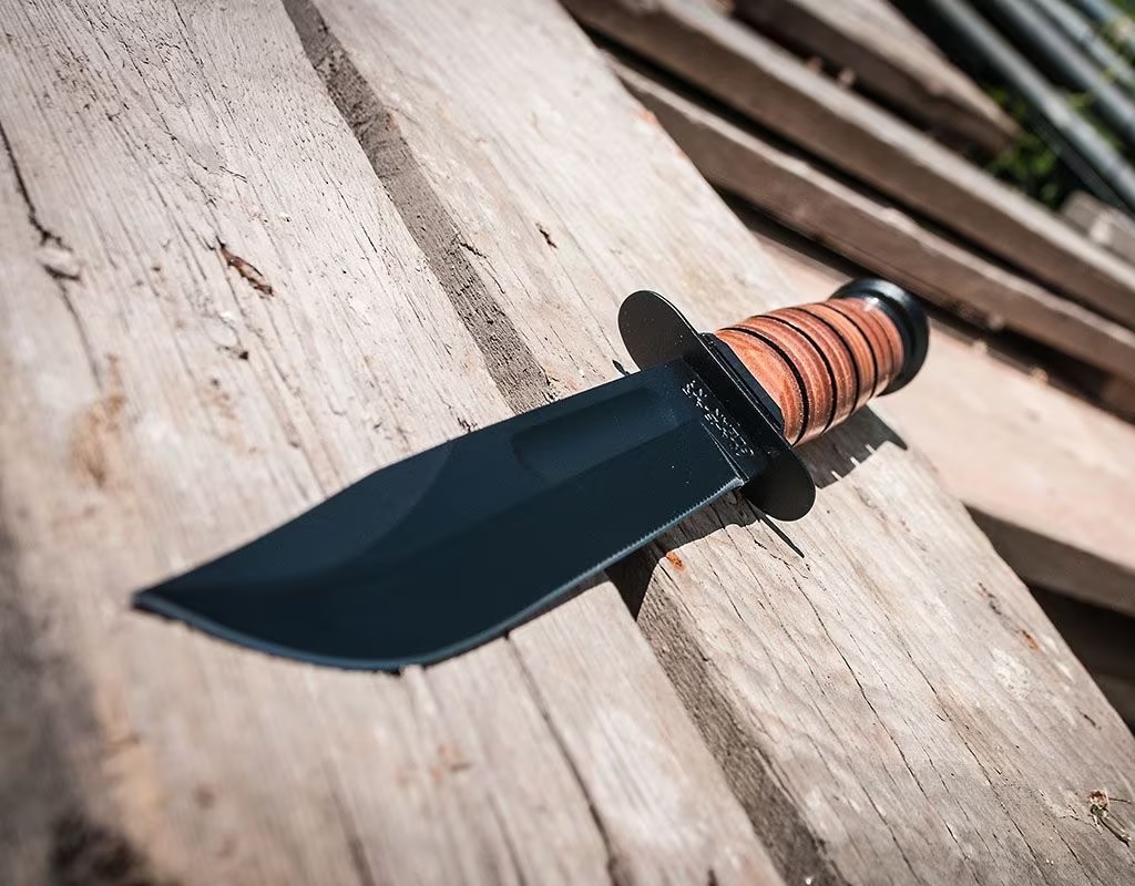 Odkrijte KA-BAR USMC, legendarni vojaški nož iz jekla 1095 Cro-Van. Izjemna trdnost, odpornost proti koroziji in ergonomski ročaj so le nekatere od prednosti tega noža. Preverite primere iz prakse in se opremite za avanture na prostem