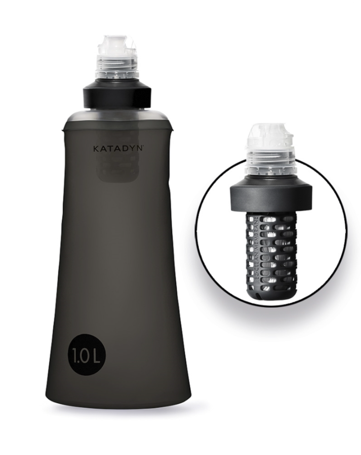 Zanesljiv prenosni vodni filter Katadyn Befree Filter 1L Tactical verzija za čisto pitno vodo kjerkoli. Nepogrešljiv pripomoček na potovanjih in kampiranju. Odstranjuje bakterije in viruse. Enostavna uporaba in vzdrževanje. Zagotovite si varno pitje vode na prostem z visokokakovostnim vodnim filtrom.