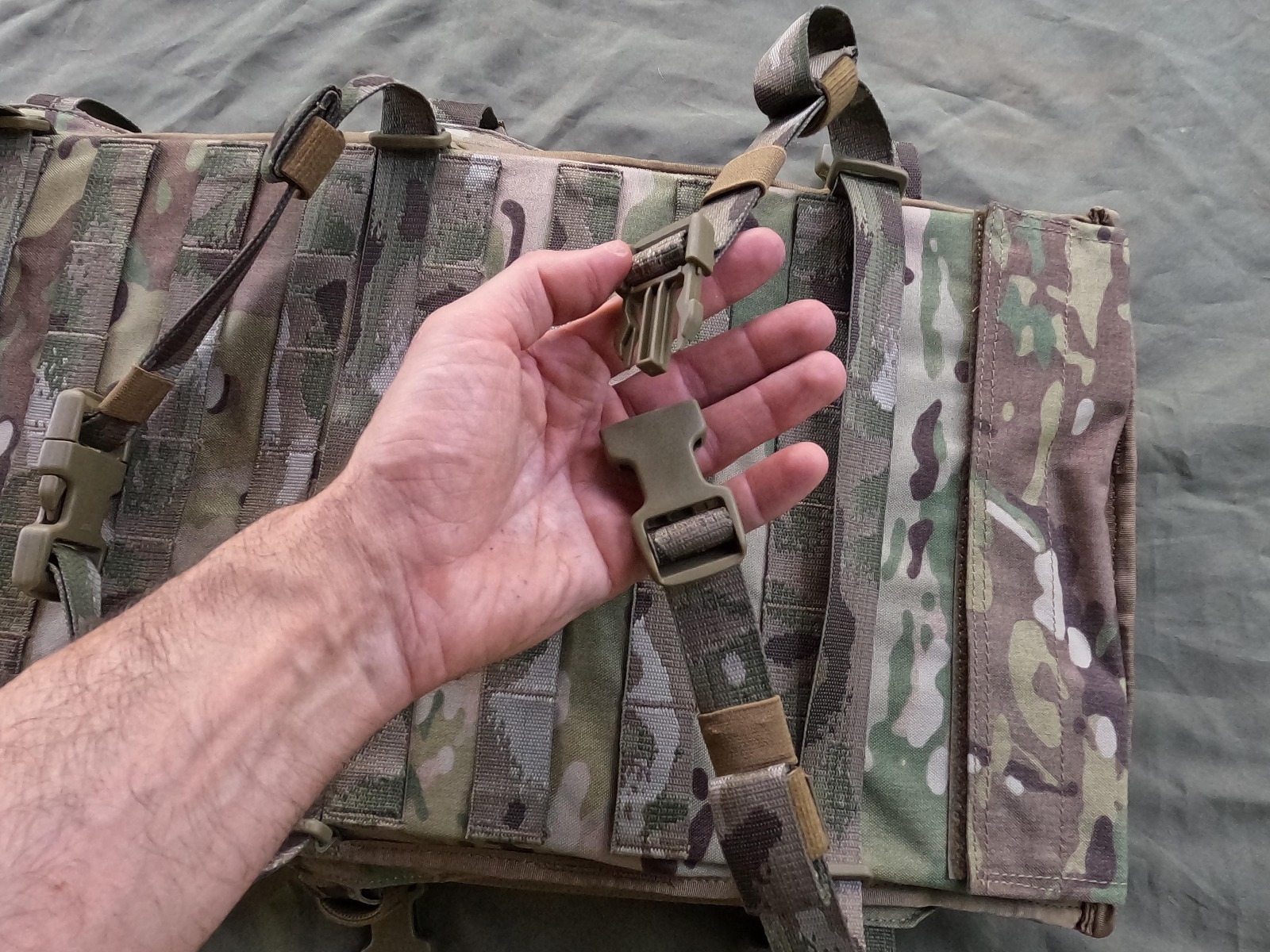 Izberite Karrimor SF Predator vojaški nahrbtnik za prenos oborožitve in streliva na Opremljen.si. Ta taktični nahrbtnik v coyote barvi je idealen za vojake in ljubitelje vojaške opreme. Zagotavlja vam prostornost, vzdržljivost in udobje med prenosom vaše 