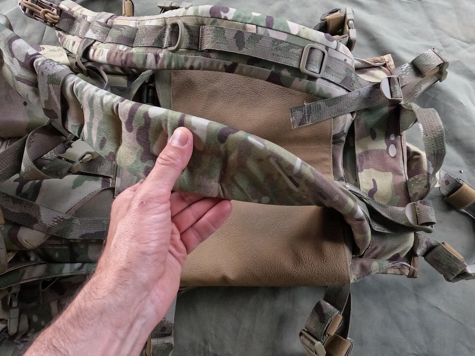 Izberite Karrimor SF Predator vojaški nahrbtnik za prenos oborožitve in streliva na Opremljen.si. Ta taktični nahrbtnik v coyote barvi je idealen za vojake in ljubitelje vojaške opreme. Zagotavlja vam prostornost, vzdržljivost in udobje med prenosom vaše 