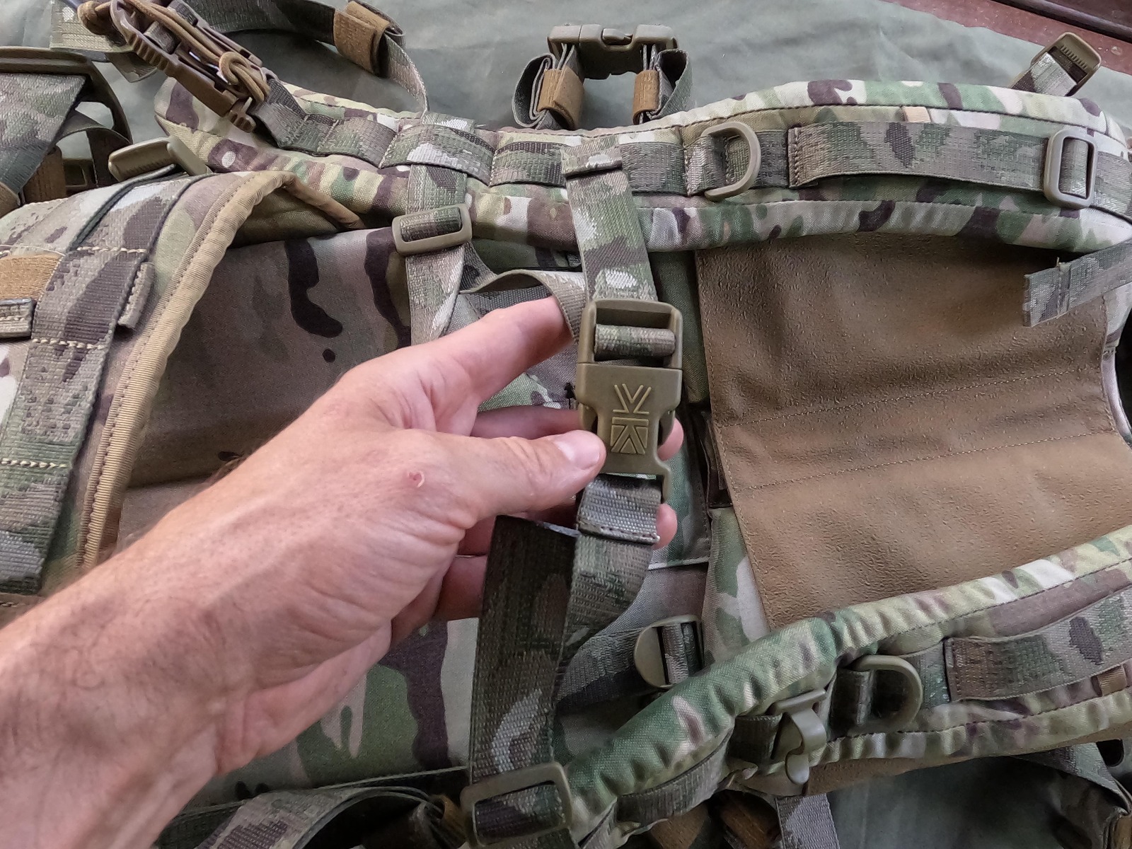 Izberite Karrimor SF Predator vojaški nahrbtnik za prenos oborožitve in streliva na Opremljen.si. Ta taktični nahrbtnik v coyote barvi je idealen za vojake in ljubitelje vojaške opreme. Zagotavlja vam prostornost, vzdržljivost in udobje med prenosom vaše 