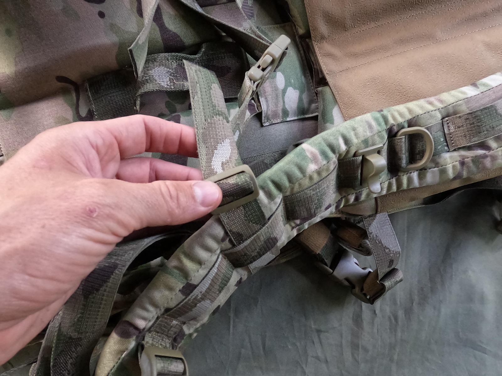 Izberite Karrimor SF Predator vojaški nahrbtnik za prenos oborožitve in streliva na Opremljen.si. Ta taktični nahrbtnik v coyote barvi je idealen za vojake in ljubitelje vojaške opreme. Zagotavlja vam prostornost, vzdržljivost in udobje med prenosom vaše 