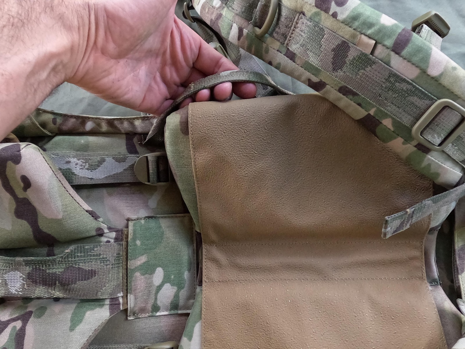 Izberite Karrimor SF Predator vojaški nahrbtnik za prenos oborožitve in streliva na Opremljen.si. Ta taktični nahrbtnik v coyote barvi je idealen za vojake in ljubitelje vojaške opreme. Zagotavlja vam prostornost, vzdržljivost in udobje med prenosom vaše 