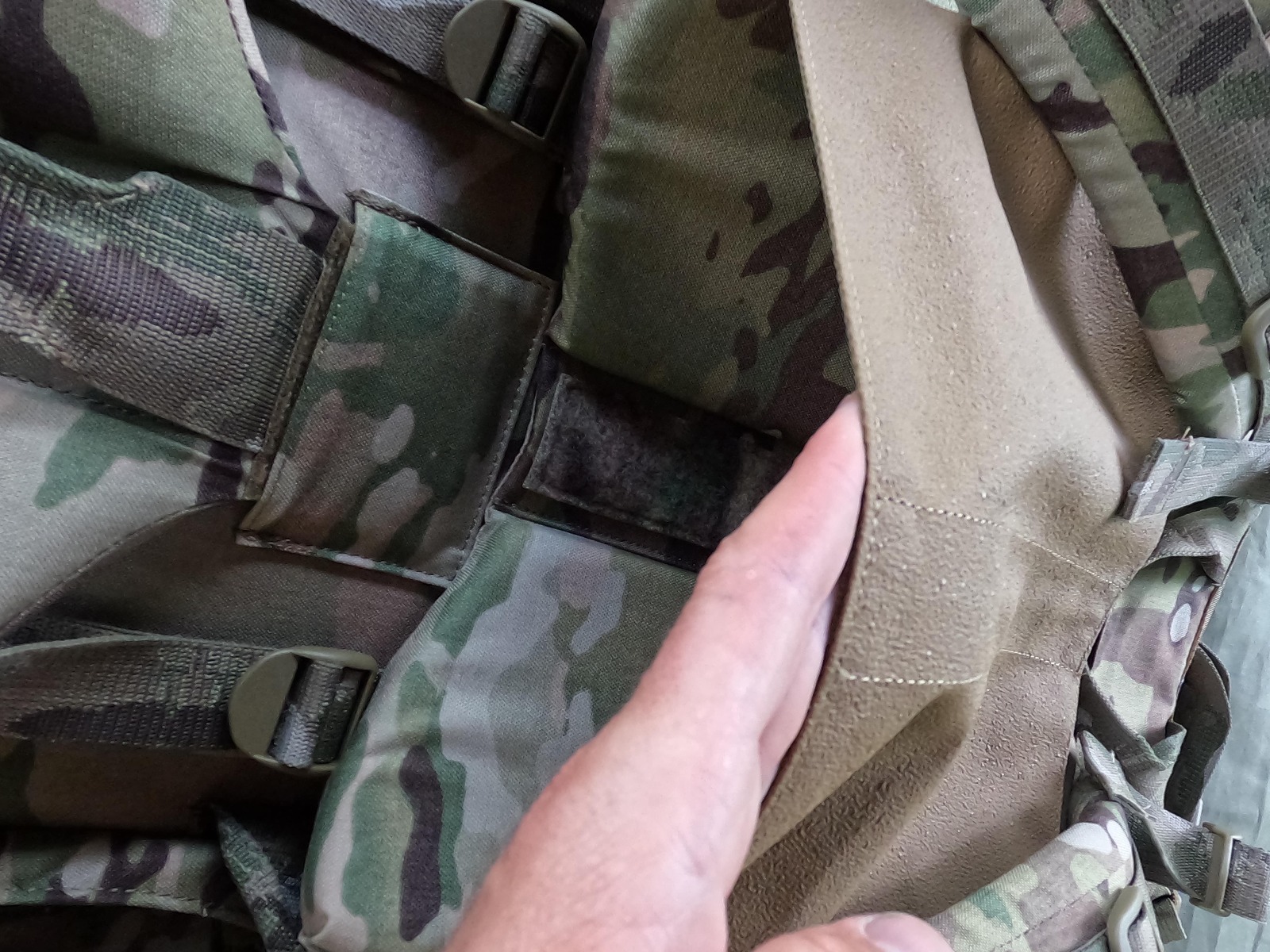 Izberite Karrimor SF Predator vojaški nahrbtnik za prenos oborožitve in streliva na Opremljen.si. Ta taktični nahrbtnik v coyote barvi je idealen za vojake in ljubitelje vojaške opreme. Zagotavlja vam prostornost, vzdržljivost in udobje med prenosom vaše 