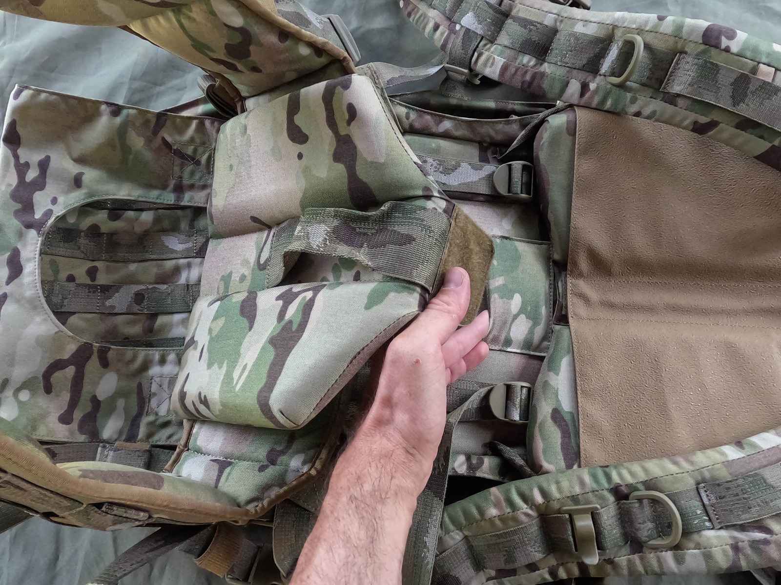 Izberite Karrimor SF Predator vojaški nahrbtnik za prenos oborožitve in streliva na Opremljen.si. Ta taktični nahrbtnik v coyote barvi je idealen za vojake in ljubitelje vojaške opreme. Zagotavlja vam prostornost, vzdržljivost in udobje med prenosom vaše 