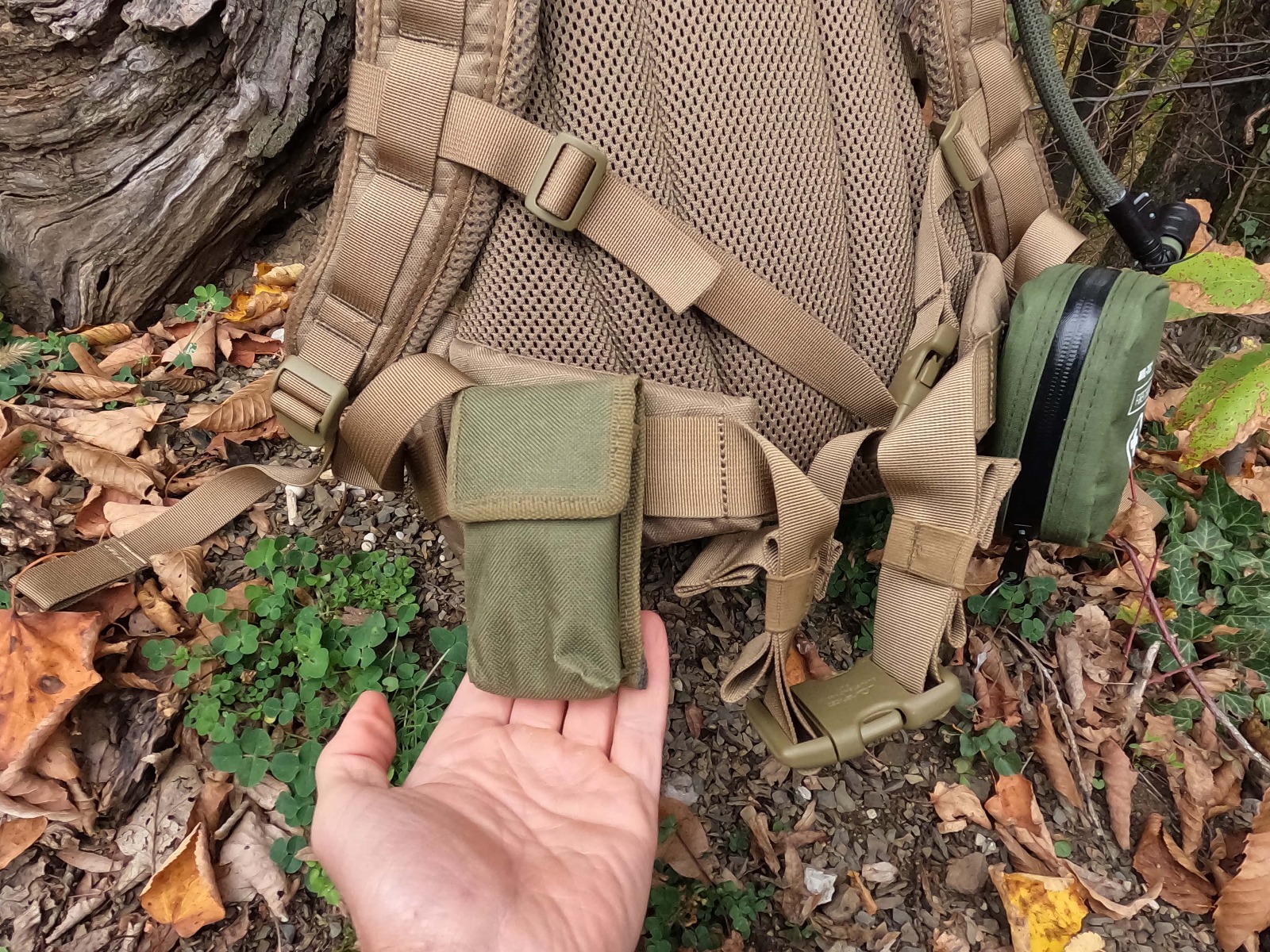 Nahrbtnik Karrimor SF Predator 30 ima zmerno oblazinjen pas za boke s PALS trakovi za pritrjevanje dodatni manjših torbic, kot so prva pomoč, jedilni pribor, kompas, multifunkcijsko orodje,…