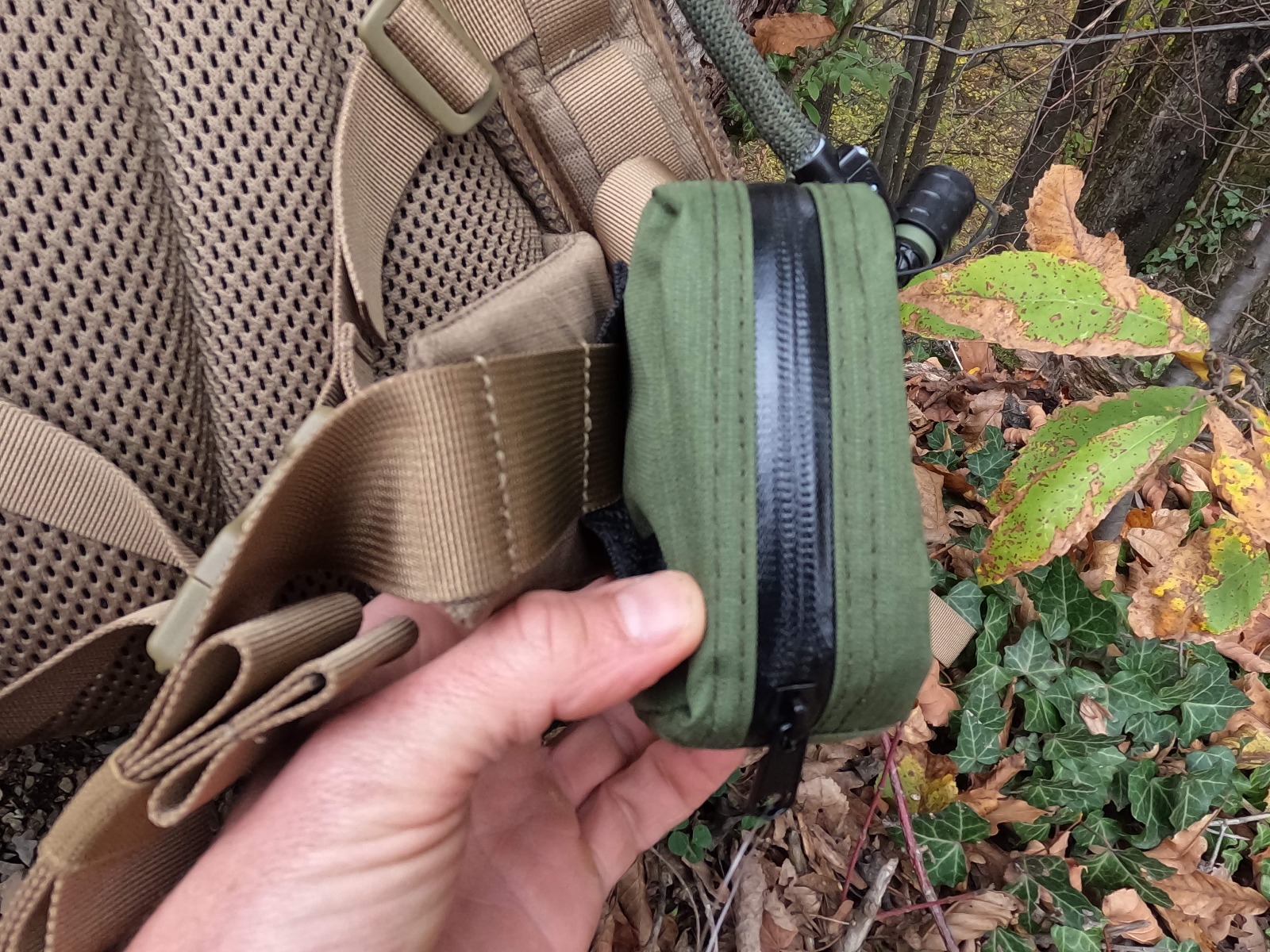 Nahrbtnik Karrimor SF Predator 30 ima zmerno oblazinjen pas za boke s PALS trakovi za pritrjevanje dodatni manjših torbic, kot so prva pomoč, jedilni pribor, kompas, multifunkcijsko orodje,…