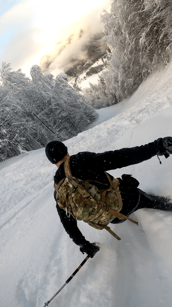 Izberite Karrimor SF Sabre 30, vrhunski vojaški nahrbtnik, ki je zasnovan posebej za udobno in funkcionalno turno smučanje. Prenosni sistem in prostornost nahrbtnika sta prilagojena vašim potrebam, tako da lahko uživate v popolni izkušnji na smučišču. Odkrijte ga na Opremljen.si!