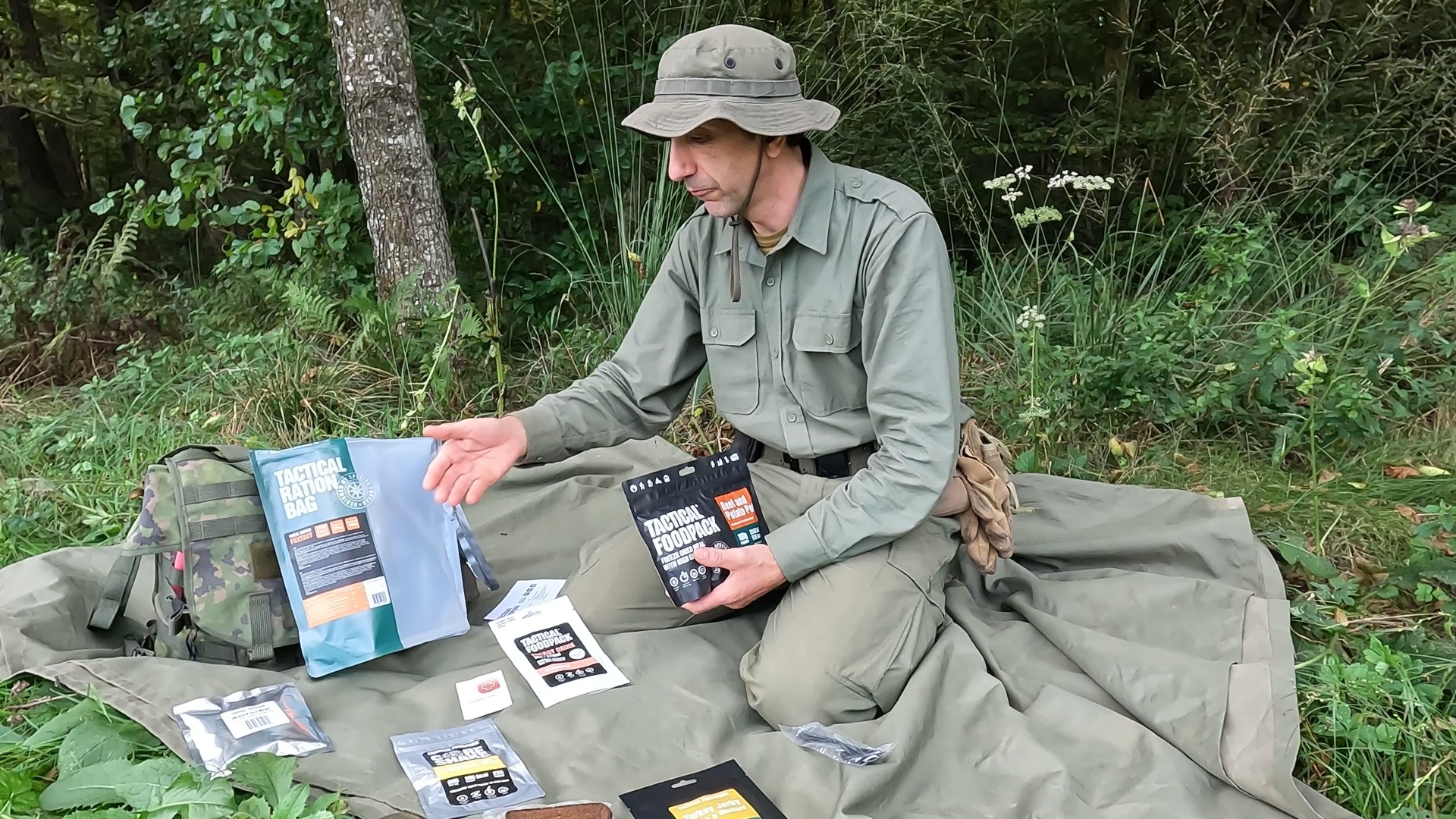 Odkrijte 1-Meal Ration Foxtrot Tactical Foodpack - visoko kvalitetno, liofilizirano pakirano hrano, idealno za pohodništvo, kampiranje in preživetje v izrednih situacijah. S praktičnim priborom in hitro pripravo, zagotavlja energijo in hranilne snovi kjerkoli ste.