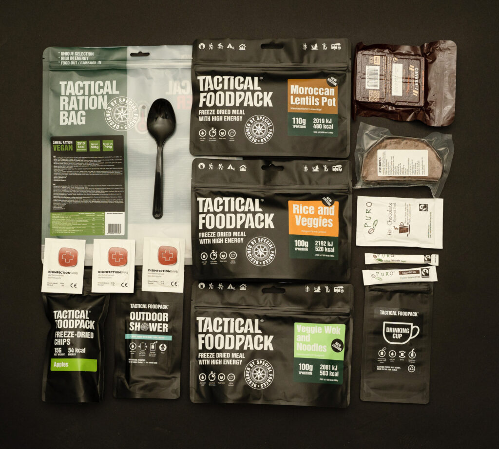 Pripravite se na svoje dogodivščine s TACTICAL FOODPACK 3-meal ration vegan tactical foodpack - liofilizirano hrano za aktivnosti na prostem. Uživajte v lahki, a hranljivi prehrani, ki je primerna za pohodništvo, kampiranje in preživetje. Tactical Foodpack paket VEGAN je idealna izbira za vegetarijance in vegane. Ne glede na to, ali ste avanturist ali športnik, zagotovite si vrhunsko kakovostno in zdravo prehrano za vaše potrebe.