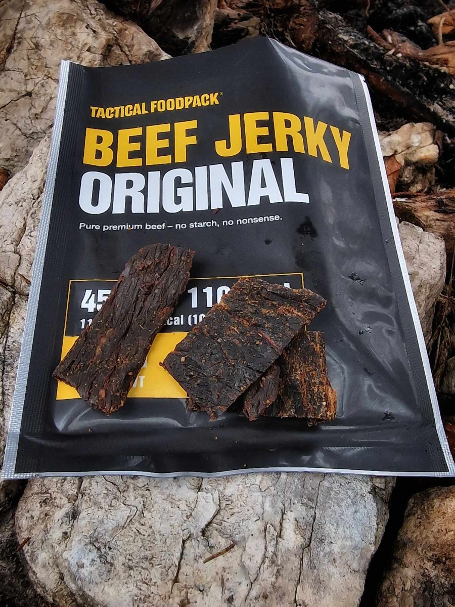 Uživajte v okusni, energijsko bogati liofilizirani hrani Beef Jerky - Tactical Foodpack. Popoln pripomoček za avanturiste in ljubitelje narave. Sestavljen iz sušenega govejega mesa, zagotavlja potrebno energijo med aktivnostmi v naravi. Pridružite se nam in si zagotovite svoj delež te okusne in praktične hrane za pustolovce.