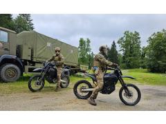 Vojaki specialne enote slovenske vojske v prikazu nove pridobitve e-motorjev ter obuti v Aku Tactical škornje