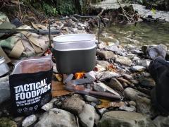 Med gozdno pustolovščino, smo si ob potoku pripravili TACTICAL FOODPACK obrok Mesna juha