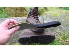 Vložek oziroma steljka v AKU TACTICAL taktičnem škornju PILGRIM GTX COMBAT FG M  je nadstandarni in res lepo oblikovan ORTHOLITE® vložek, kateri nudi zelo dobro podporo stopalnemu loku in tako preventivno odpravi bolečino.
