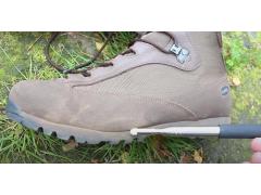 AKU TACTICAL škorenj model PILGRIM GTX COMBAT FG M MOD zagotavlja dobro stabilnost gležnja, z njim dobite stabilnost in tisto kar najbolj šteje, dobite samozavest, da vas AKU TACTICAL škorenj ne bo pustil na cedilu