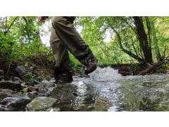 Tudi pri prečkanju potoka, mora noga ostati suha. Preizkus AKU TACTICAL nepremočljivega škornja PILGRIM GTX COMBAT FG M