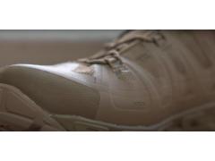 Profesionalni taktični škorenj SELVATICA TACTICAL MID GTX proizvajalca AKU TACTICAL ima ojačani predel prstov z gumijastim odbijačem za optimalno delovanje v PRONE poziciji strelca 