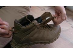 AKU TACTICAL škorenj SELVATICA TACTICAL MID GTX je opremljen z dvema zankama za prste za lažje in hitro obuvanje in sezuvanje. 