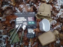 Potepanja po zimskem gozdu so vedno lepo doživetje. Se sredi gozda usesti in kaj dobrega od Tactical Foodpacka pojesti.