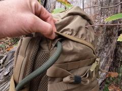 Na obeh stranicah proti pokrovu nahrbtnika KARRIMOR SF Predator 30 se nahaja majhna odprtina za cev hidracijskega meha.