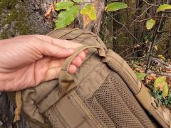 Na vrhu hrbtišča nahrbtnika Karrimor SF Predator 30 se nahaja močan ročaj za prenašanje nahrbtnika