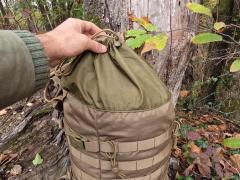 Pod pokrovom nahrbtnika Karrimor SF Predator 30 se nahaja zaščitna ponjava iz nekoliko lažjega poliestra prevlečenega z zaščitnim premazom.